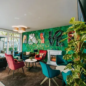 Arena Deluxe & Hotel